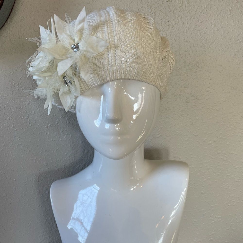 NWOT Claire’s White Knit Style Acrylic Hat Size M/L